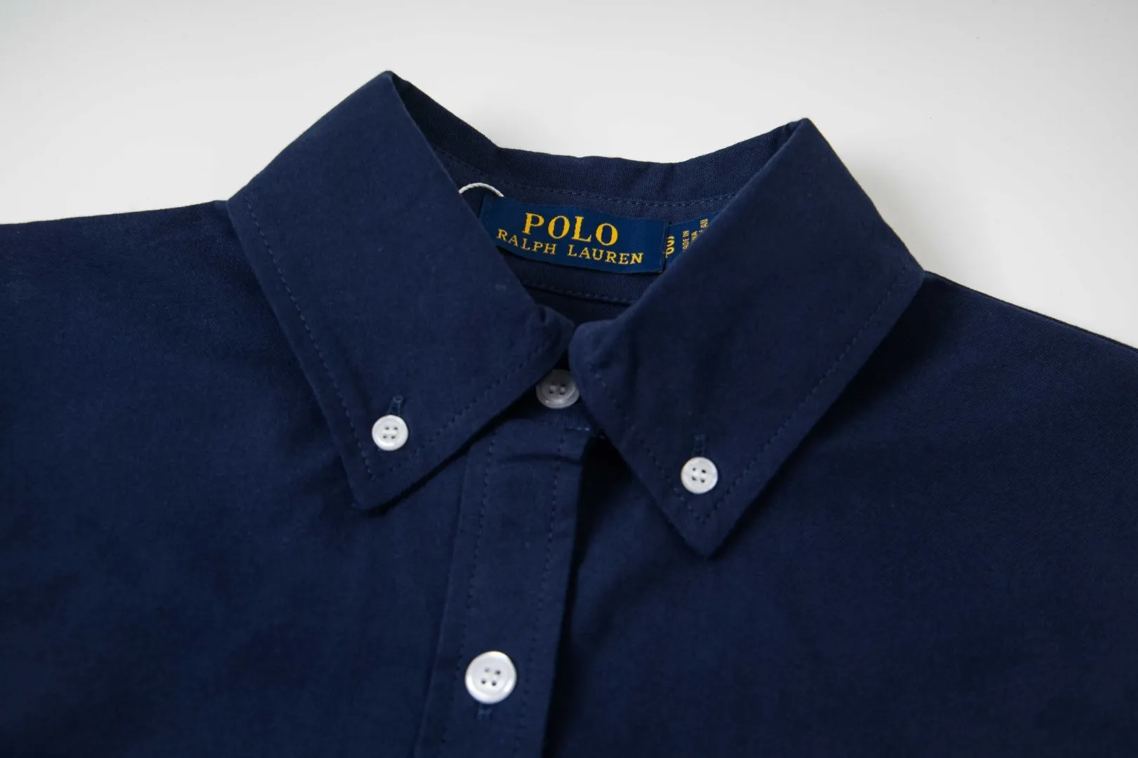 🅿️250 New: Style number: B141 Ralph Lauren/Ralph Lauren classic small label couple's long-sleeved shirt 1️⃣ Made of high-quality fabrics, the upper body is soft and comfortable, extremely delicate, and feels solid, smooth and soft. The fabric has the characteristics of being wrinkle-free and has an invincible feel. The details are perfectly handled! 2️⃣The workmanship details are perfectly controlled. They are all hemmed with vest technology, and the inside of the sleeves are also used. Different from the four-needle and five-thread workmanship, the collars are also all designed with interlining, showing high-end fashion and individuality, and the style is fashionable, simple and elegant! 3️⃣It is very youthful and energetic, and can be easily worn by both men and women. It is very in line with the fashion aesthetic concepts of today's young people! Color: Black, White, Navy Size: S, M, L, XL